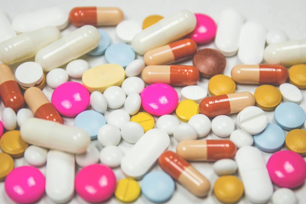 Evidence-based chart showing effectiveness of common menopause supplement ingredients: black cohosh (moderate evidence for hot flashes), soy isoflavones (mild benefit), red clover (limited), evening primrose oil (no significant effect), DHEA (not recommended without medical supervision)